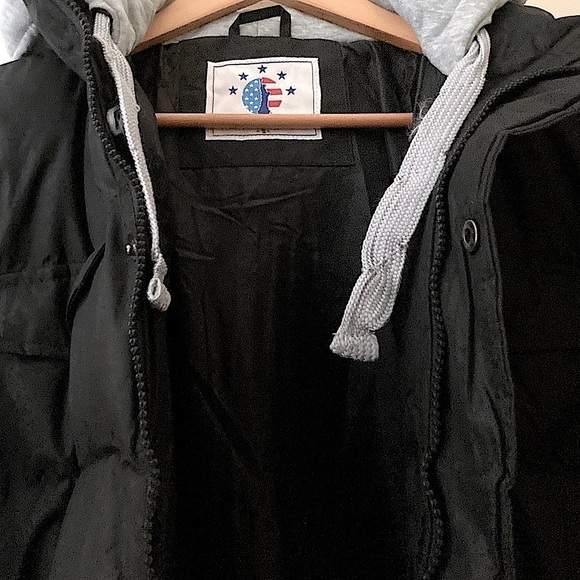 🆕 US ICON puffy Black Vested Jacket w/ Gray sweatpant material sleeves & hood - Picture 3 of 15